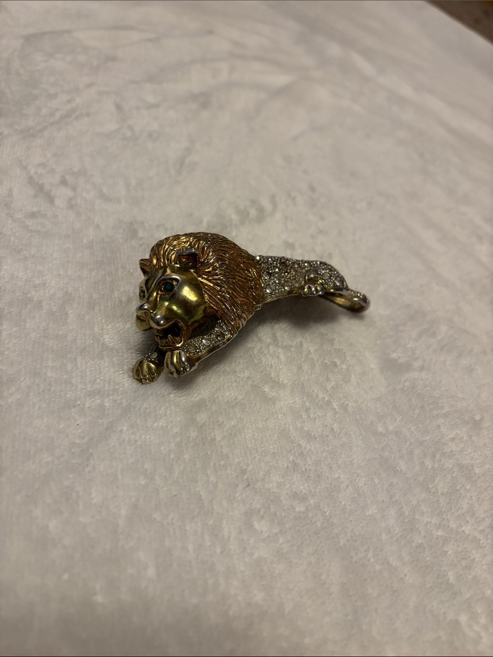 vintage Gold-Tone Lion Brooch Pin with diamonds Elegant Animal Statement Jewelry